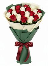 Букет Микс из красных и белых роз в Кокошкино