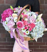 Цветочная композиция из Розы, Хризантемы, Пионы и Лизиантусы в корзине в Кокошкино