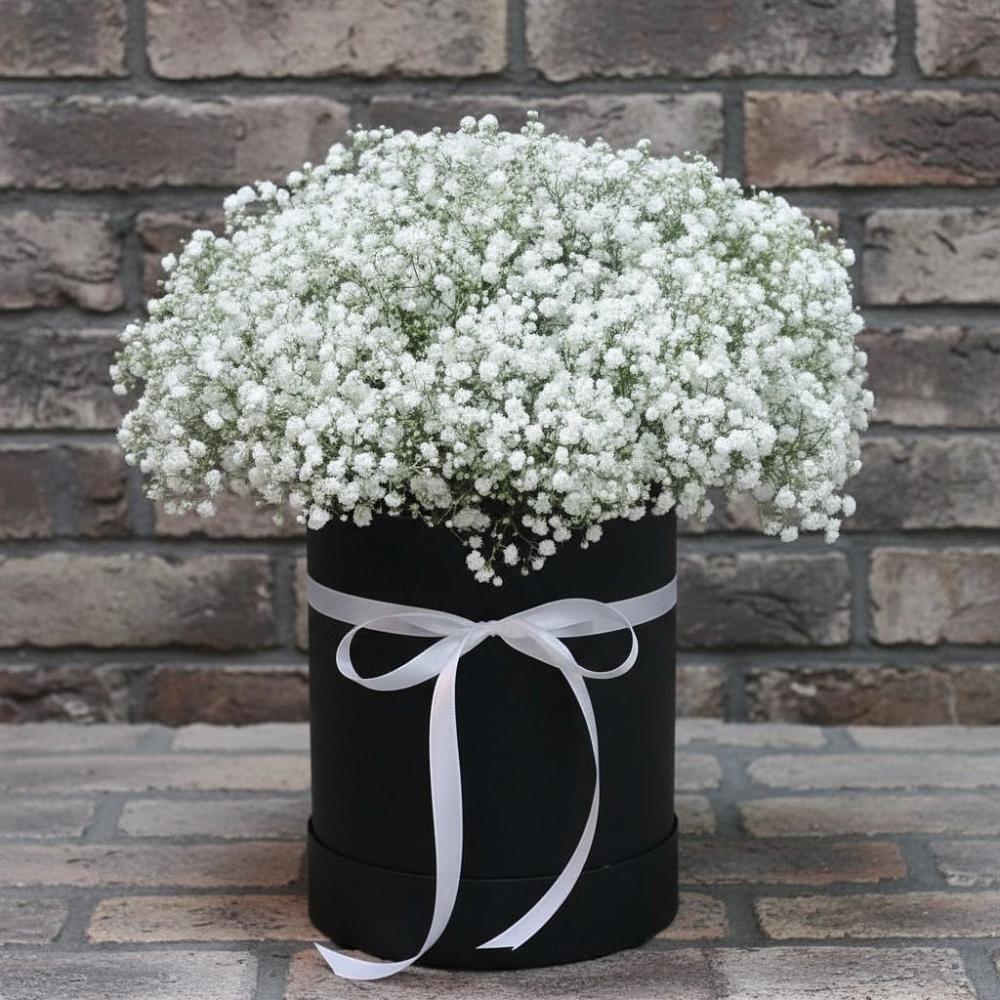 Цветочная композиция из Гипсофила в шляпной коробке в Кокошкино