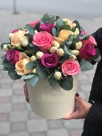 Цветочная композиция из Розы в шляпной коробке в Кокошкино