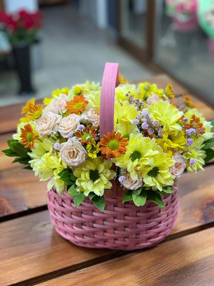 Цветочная композиция из Хризантемы и Розы в корзине в Кокошкино