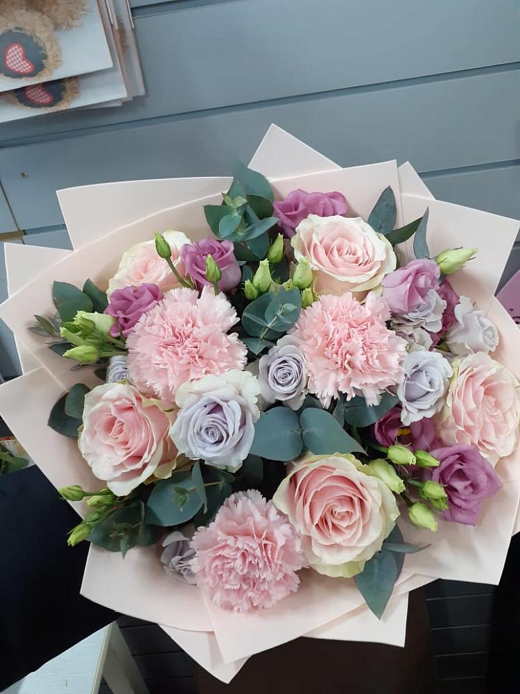 Букет цветов из: Розы, Гвоздики и Лизиантусы в Кокошкино