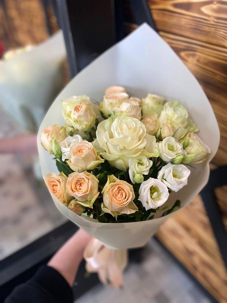 Букет цветов из: Розы и Лизиантусы в Кокошкино